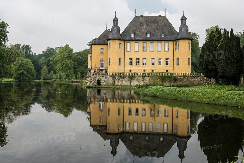 Moated castle, Schloss Dyck, Jüchen, Lower Rhine, North Rhine-Westphalia, Germany, Europe