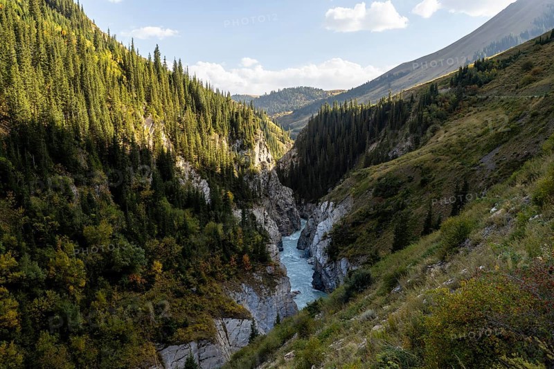 Mountain landscape with river in a narrow mountain valley in autumn, Little Naryn or Kichi-Naryn, Eki-Naryn Gorge, Naryn Province, Kyrgyzstan, Asia