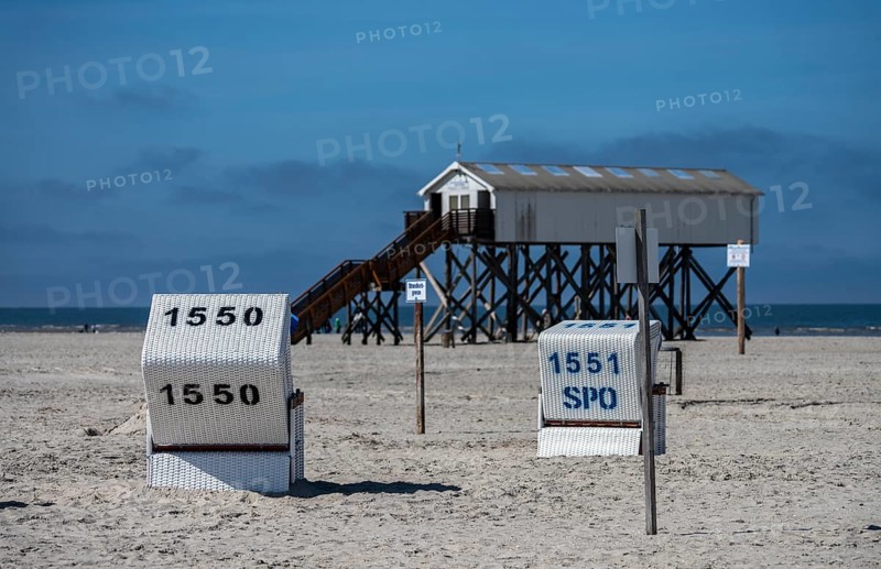 Beach chairs and signs on the sandy beach of the North Sea, Sankt Peter-Ording, Schleswig-Holstein, Germany, Europe