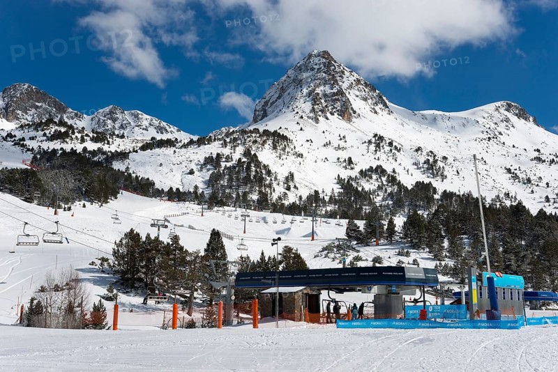 Ein Skigebiet in Andorra mit schneebedeckten Bergen, verschiedenen Liften und einer Bergstation unter klarem Himmel, Skigebiet, Grandvalira Skiresort, Pas de la Case, Pyrénées-Orientales, Encamp, Fürstentum Andorra, Pyrenäen