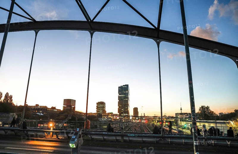 Chilling out at sunset on the Modersohn Bridge, view of railway tracks, trains and the 140 metre high Amazon office tower Edge East Side, Berlin, 23.10.2024., Berlin, Berlin, Germany, Europe
