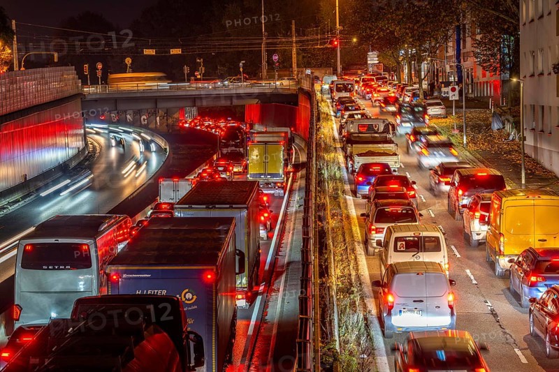 Evening traffic, partly with congestion, slow-moving traffic on the A40 motorway, traffic jam heading east, after a serious traffic accident, with full closure of the directional lanes, road users try to avoid via inner-city roads, exit Essen-Huttrop, North Rhine-Westphalia, Germany, Europe