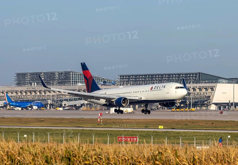 Stuttgart Airport with terminal, Delta Air Lines aircraft landing. Boeing 767-300. Stuttgart Airport's only direct international connection will be discontinued with the winter flight schedule. Stuttgart, Baden-Württemberg, Germany, Europe