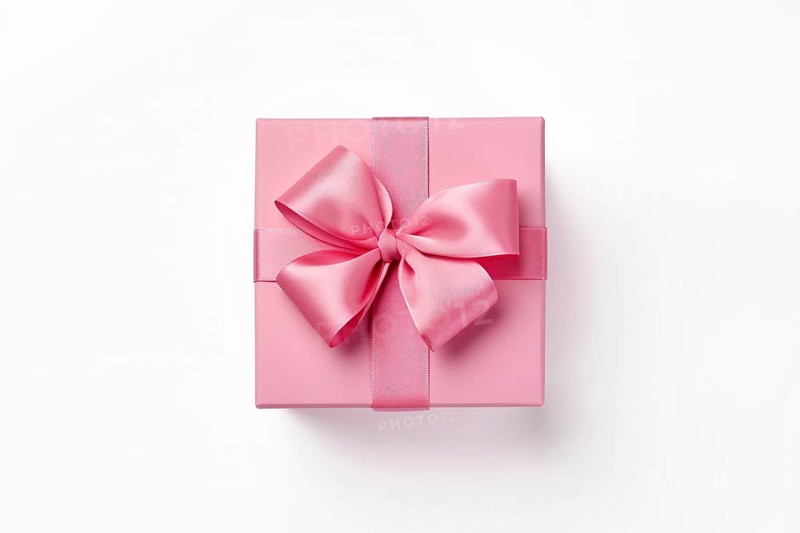 Top view of pink gift box with ribbon on white background. KI generiert, generiert AI generated
