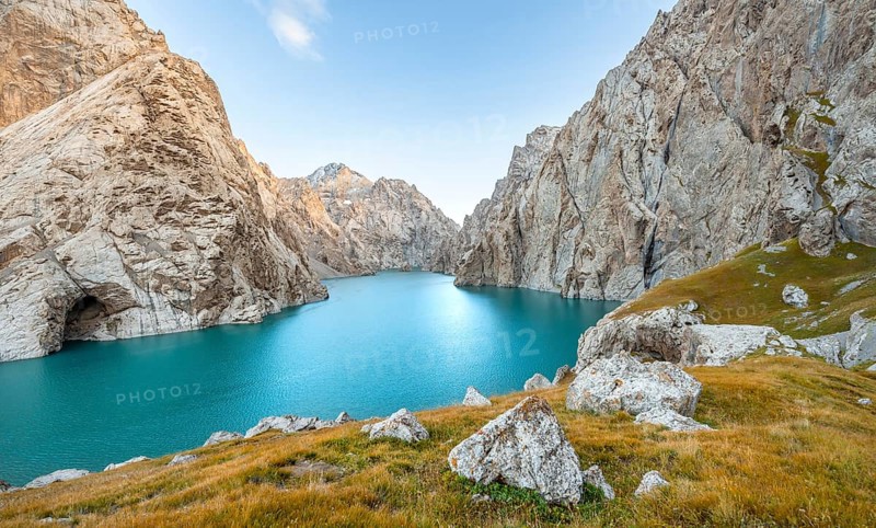Turquoise mountain lake Kol Suu with rocky steep mountains, Kol Suu Lake, Sary Beles Mountains, Naryn Province, Kyrgyzstan, Asia