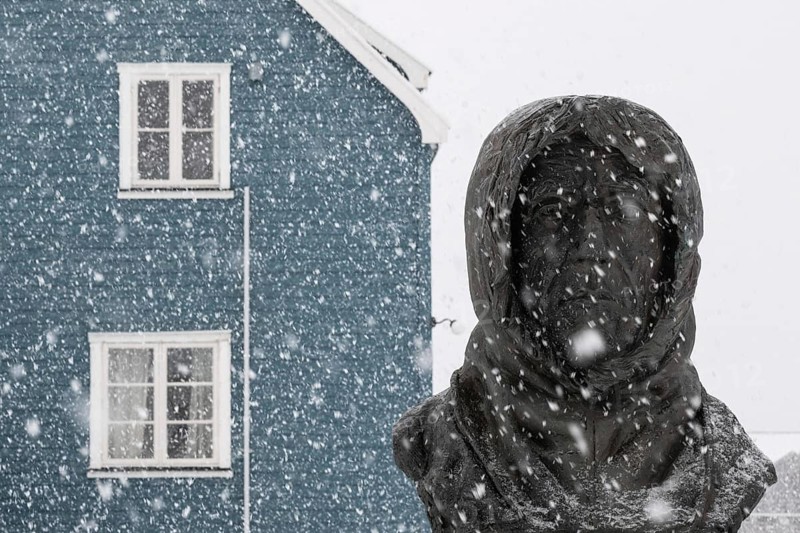 Bust of the Norwegian polar explorer Roald Amundsen, snow drift, Ny-Ålesund, Spitsbergen Island, Svalbard and Jan Mayen archipelago, Norway, Europe