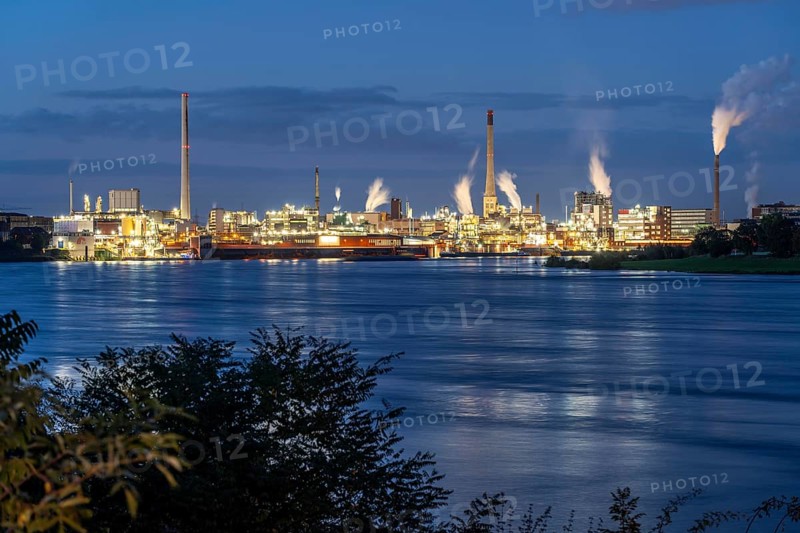 Chempark Krefeld-Ürdingen, around 40 companies are located in the chemical park on the Rhine, there are 3 chemical parks in North Rhine-Westphalia, Abends am Rhein, Germany, Europe