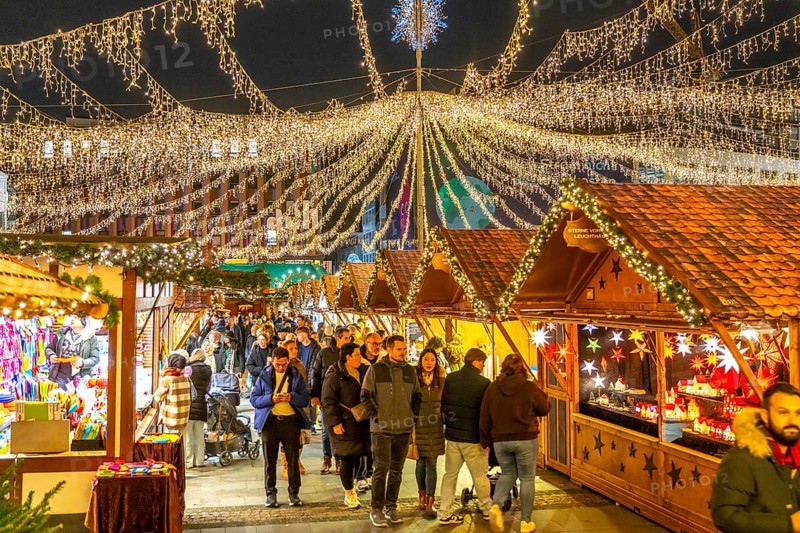 Pre-Christmas season, people, shoppers, visitors to the Christmas market in the city centre of Essen, on Kennedyplatz, Christmas lights, Essener Lichtwochen, North Rhine-Westphalia, Germany, Europe