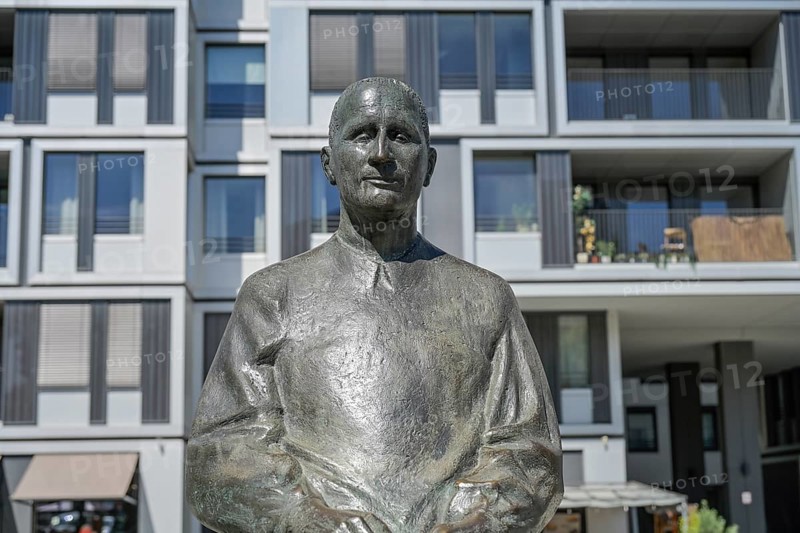 Bertolt Brecht, statue in front of the Berliner Ensemble, Schiffbauerdamm, Bertolt-Brecht-Platz, Mitte, Berlin, Germany, Europe