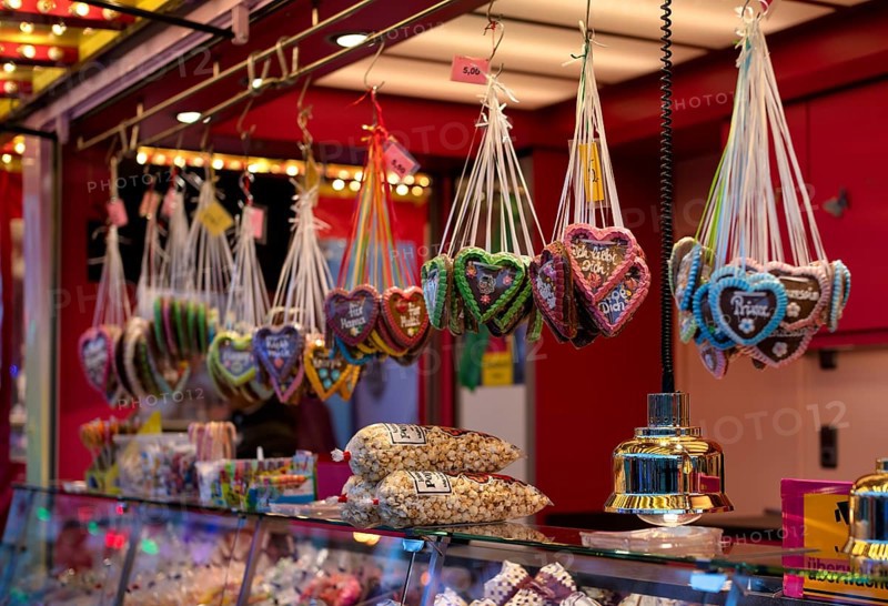 Sales stand with gingerbread hearts with inscription, I love you, popcorn, confectionery, sweets, advertising, Cannstatter Wasen, folk festival, blue hour, Bad Cannstatt, Stuttgart, Baden-Württemberg, Germany, Europe