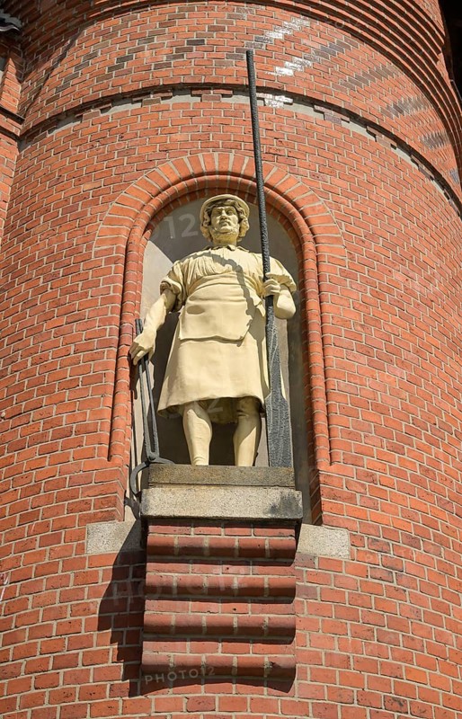 Statue of blacksmith, steelworker, Borsigtor, Tegel, Reinickendorf, Berlin, Germany, Europe