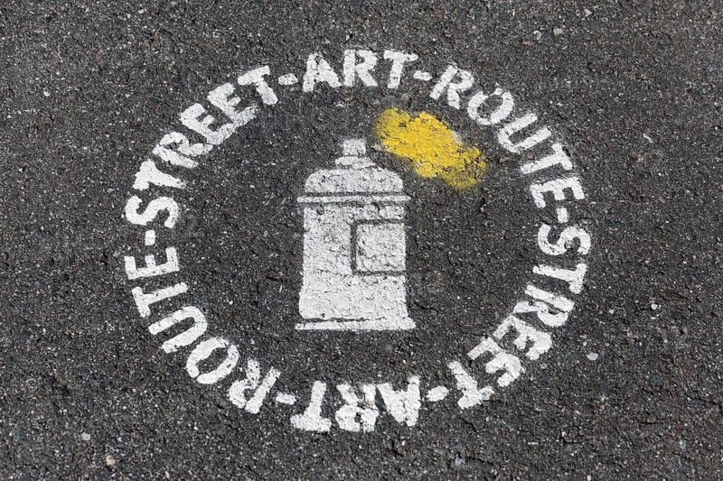 Street art route, stencil image on the asphalt as a signpost, urban art, Düsseldorf, North Rhine-Westphalia, Germany, Europe