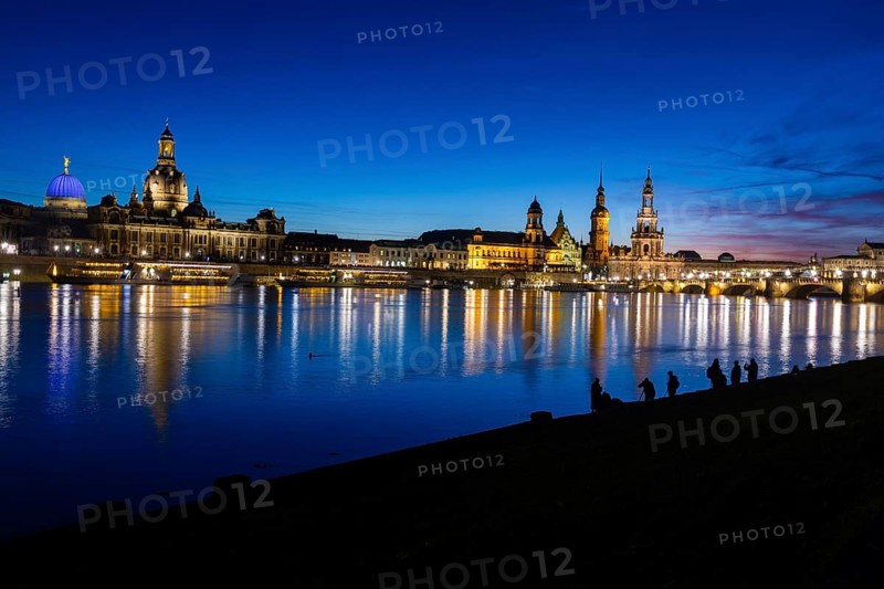Due to the heavy precipitation in the form of snow and rain, alert level 3 has been declared on the Elbe in Dresden. The maximum level is expected to be 6.37 metres on 29.12.2023. The Terrassenufer was closed due to flooding and the first flood protection barriers were installed. Onlookers on the Königsufer, Dresden, Saxony, Germany, Europe