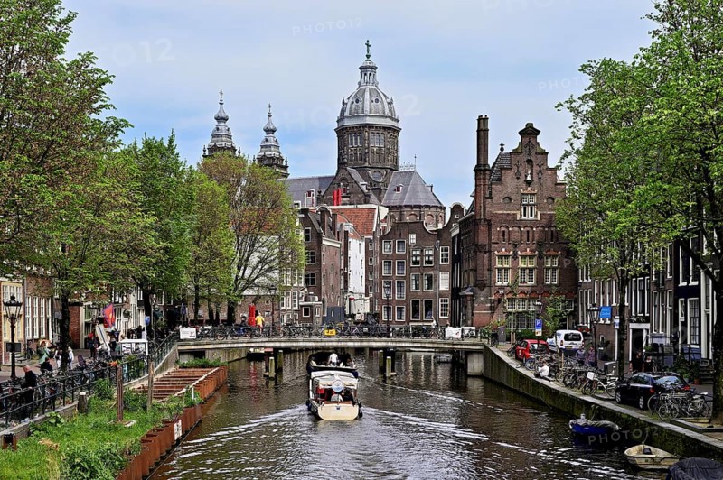 View from a bridge at the Oudezijds Voorburgwal onto the canal and the Sint Nicolaaskerk, St Nicholas Church, Amsterdam, North Holland, Netherlands