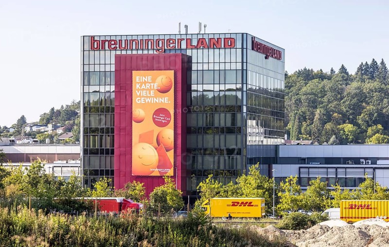 Breuningerland department stores', Sindelfingen. Breuninger, based in Stuttgart, is positioned in the upmarket segment with a focus on textiles. The 13 department stores, real estate and the online shop are to be put up for sale. Sindelfingen, Baden-Württemberg, Germany, Europe