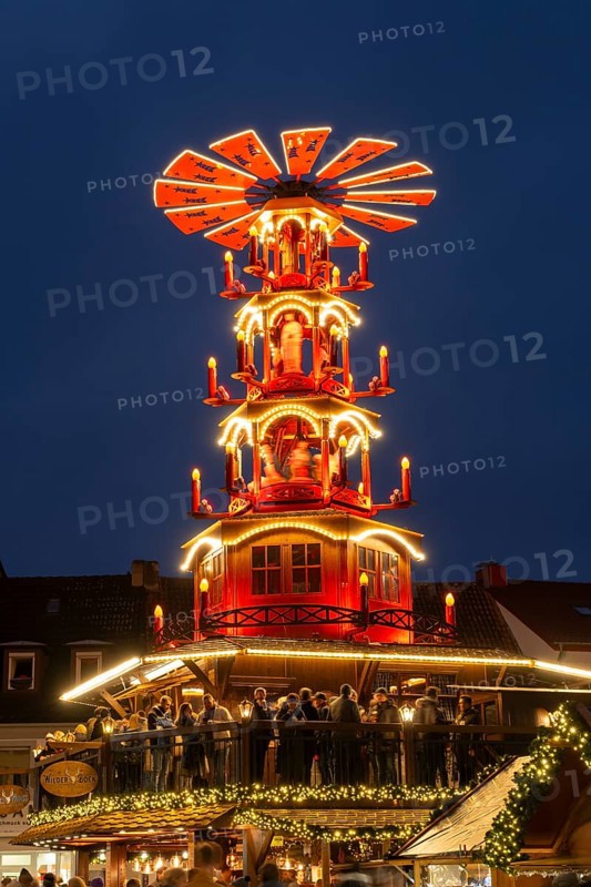 Christmas pyramid at the market, mulled wine stand, Christmas market, blue hour, Paderborn, Westphalia, North Rhine-Westphalia, Germany, Europe