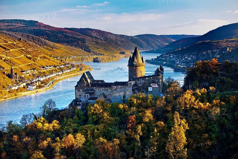 Stahleck Castle, hilltop castle overlooking the Rhine, Bacharach, UNESCO World Heritage Upper Middle Rhine Valley, autumn, Rhineland-Palatinate, Germany, Europe