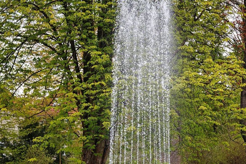 Water fountain, water features, spray mist, park in city centre, symbolic photo, urban microclimate, climate change, air temperature, cooling, Lower Saxony, Germany, Europe