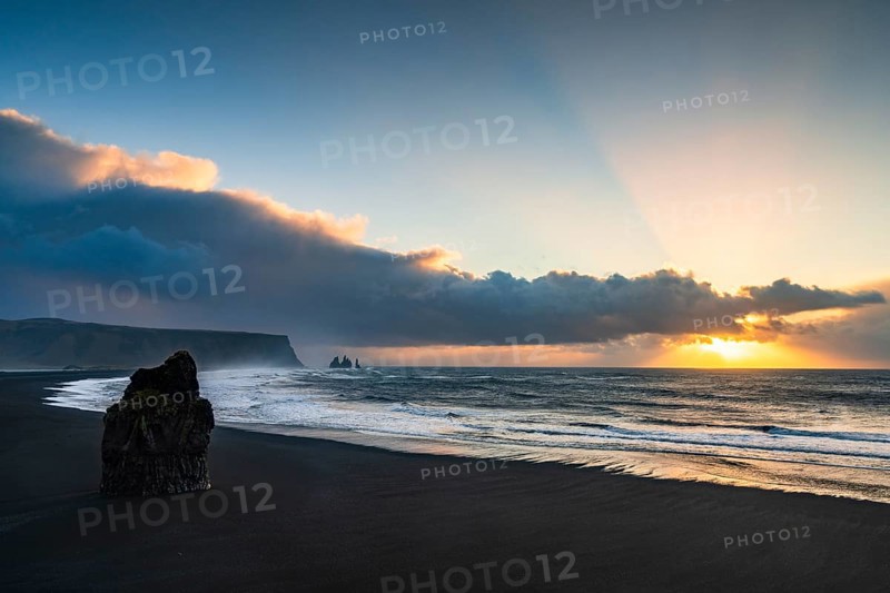 View from Cape Dyrhólaey at sunrise, rock formations Reynisdrangar and the mountain Reynisfjall, Vík í Mýrdal, Suðurland, Iceland, Europe