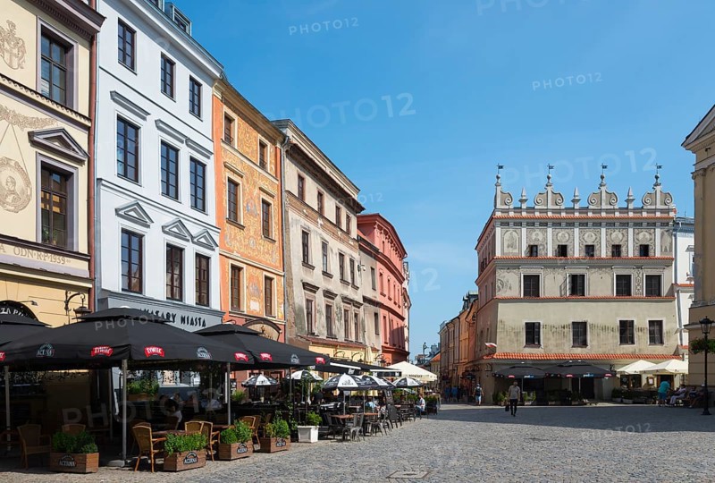 Town square with historic facades and street cafés under a blue sky, Chociszewska tenement house, Old Town, Lublin, Poland, Europe