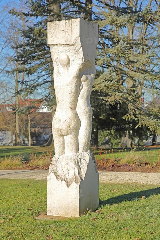 Sculpture L-Caryatid for tolerance and acceptance by Dietmar Schmid 2019, stone sculpture, modern art, two white figures, in each other, united, together, cuboid, column, stele, castle park, Essingen, Swabian Alb, Baden-Württemberg, Germany, Europe