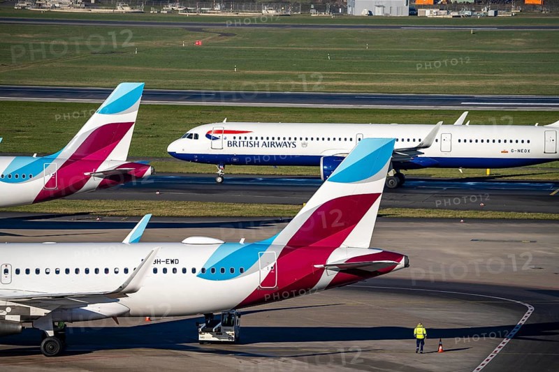 British Airways aircraft after landing at Düsseldorf Airport, main runway 05R/23L, south, taxiway, DUS, North Rhine-Westphalia, Germany, Europe