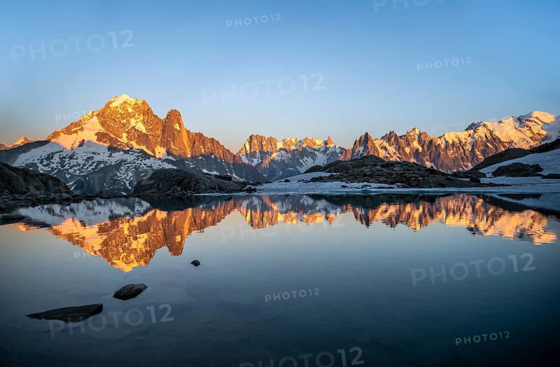 Evening mood, mountain landscape at sunset, alpenglow, water reflection in Lac Blanc, mountain peak, Aiguille Verte, Grandes Jorasses, Aiguille du Moine, Mont Blanc, Mont Blanc massif, Chamonix-Mont-Blanc, Haute-Savoie, France, Europe