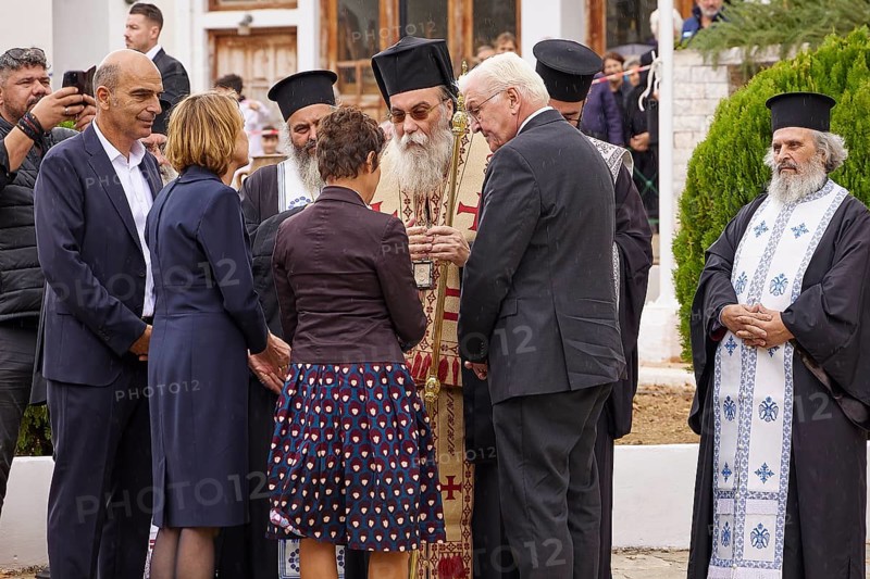 Archbishop Amphilochios, Federal President Frank-Walter Steinmeier, Elke Büdenbender, politicians and priests in conversation during a ceremony, symbolic interaction, visit of Federal President Frank-Walter Steinmeier to Kandanos on 31 October 2024, Federal President, Frank-Walter Steinmeier, memorial, war crimes, Nazis, Wehrmacht crimes, World War II, Kandanos, southwest Crete, Crete, Greek islands, Greece, Europe