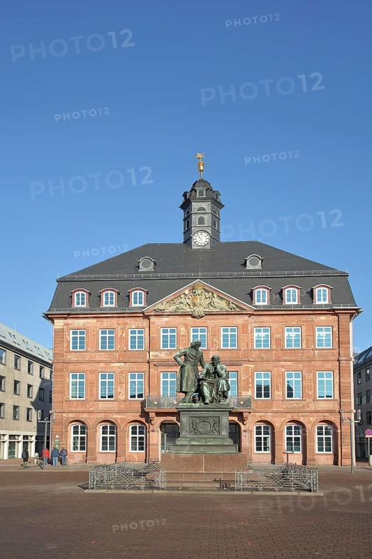Baroque Neustadt Town Hall and Brothers Grimm National Monument, Brothers, German Fairy Tale Route, Market Square, Hanau, Hesse, Germany, Europe