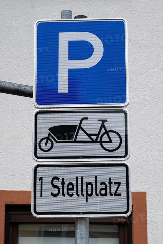 Traffic sign, car park, cargo bike, bike for transporting goods or people, 1 parking space, Erlangen, Middle Franconia, Bavaria, Germany, Europe
