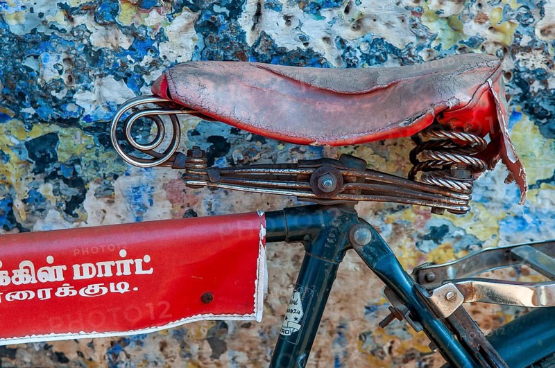 Red bicycle saddle, bicycle in front of blue-yellow wall, Karaikkudi, Tamil Nadu, India, Asia