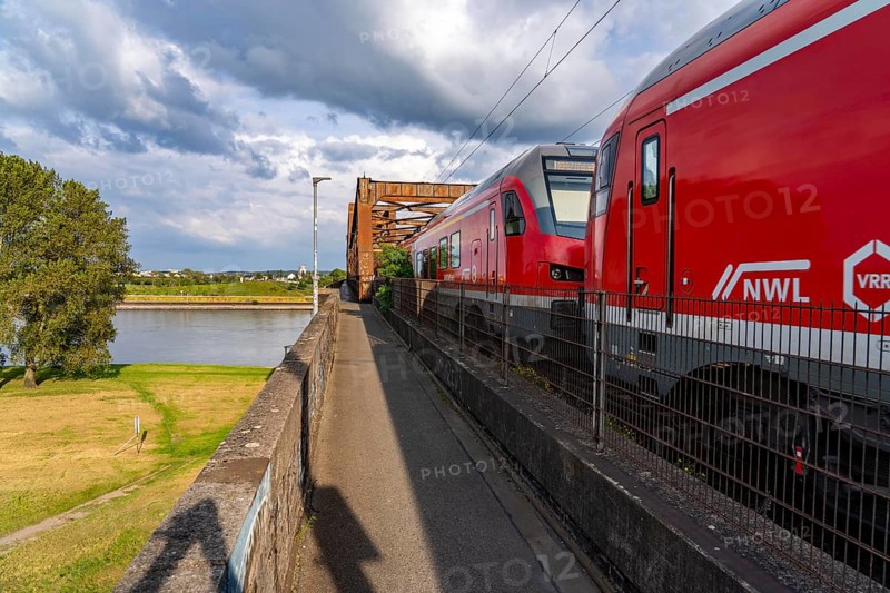 The railway bridge Duisburg-Hochfeld-Rheinhausen, over the Rhine, regional trains and many goods trains cross the Rhine here, from 1950, steel truss bridge, Duisburg, North Rhine-Westphalia, Germany, Europe