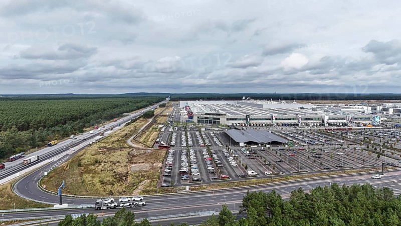 Tesla Giga Factory on the A10 motorway, in the centre of the picture is a photovoltaic system above a charging station for electric vehicles, Grünheide, 25.09.2024., Grünheide, Brandenburg, Germany, Europe