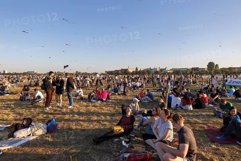 Drachenfest 2024, festival of giant kites, Stadt und Land, Tempelhofer Feld, Berlin, Germany, 21.09.2024 < english> Kite Festival 2024, festival of giant kites, September 21, 2024, Europe