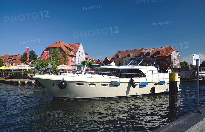 Europe, Germany, Mecklenburg-Western Pomerania, island town of Malchow, Lake Malchow, jetty, motor yacht, Malchow, Mecklenburg-Western Pomerania, Germany, Europe