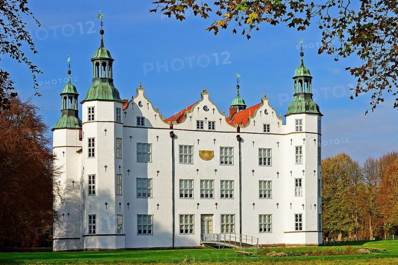 Germany, Ahrensburg, Ahrensburg Castle in autumn, Hamburg, Hamburg, Federal Republic of Germany, Europe