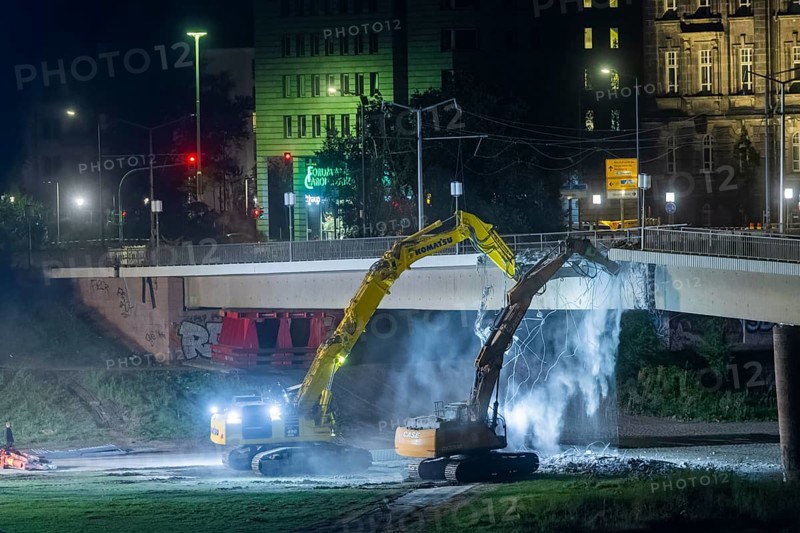 In the early hours of the morning, a section of the Carola Bridge collapsed for unknown reasons. Over a length of around 100 metres, the section on which the trams normally run collapsed into the Elbe. Demolition of the collapsed section of the bridge began during the night of 13 September, and heavy equipment was used for this purpose. Demolition of the collapsed bridge sections of the Carola Bridge in Dresden, Dresden, Saxony, Germany, Europe