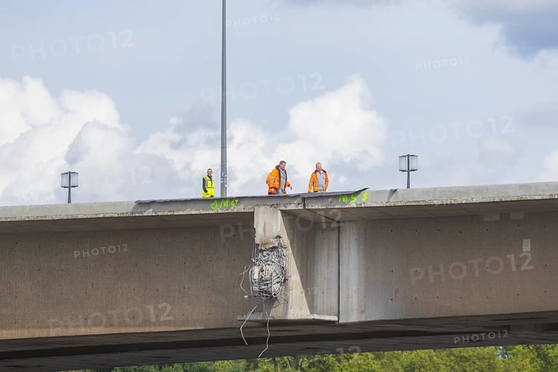 In the early hours of the morning, a section of the Carola Bridge collapsed for unknown reasons. Over a length of around 100 metres, the section on which the trams normally run has collapsed into the Elbe. The area is cordoned off, partial collapse of the Carola Bridge in Dresden, further bridge sections are in acute danger of collapsing, Dresden, Saxony, Germany, Europe