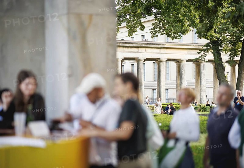 Reading by Ulrike C. Tscharre and live music at the Kolonnaden Bar on Museum Island in Berlin, 08/08/2024