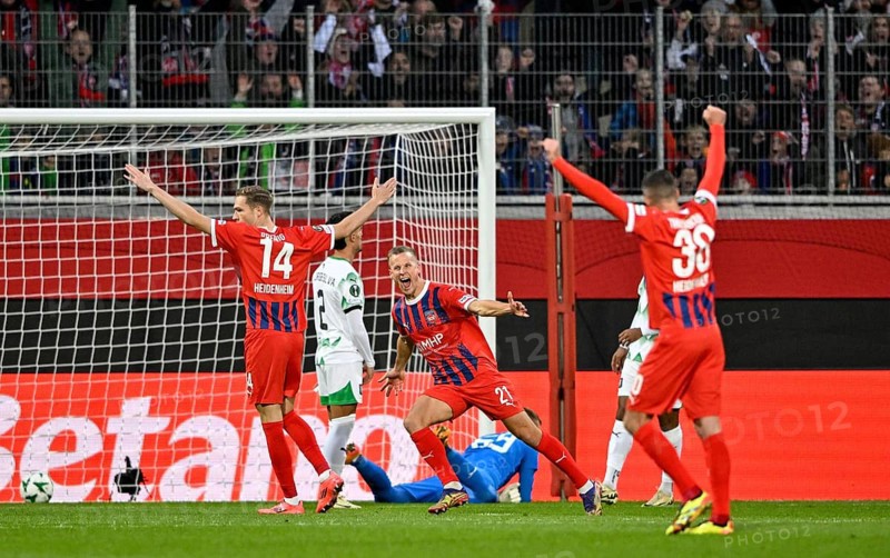Goal celebration 1st goal in the UEFA Conference League, Adrian Beck 1. FC Heidenheim 1846 FCH (21) Maximilian Breunig 1. FC Heidenheim 1846 FCH (14) Niklas Dorsch 1. FC Heidenheim 1846 FCH (39) Goalkeeper Matevz Vidovsek NK Olimpija LjublJjana (69) beaten, Voith-Arena, Heidenheim, Baden-Württemberg, Germany, Europe