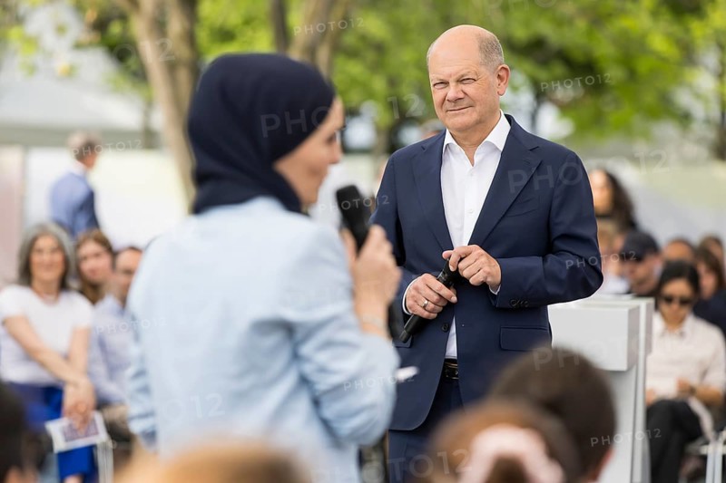 Olaf Scholz (Federal Chancellor, SPD) in conversation with a lady with a headscarf at the Germany Dialogue on the topic Together for Democracy in the dialogue forum at Celebrating Democracy. / The Basic Law turns 75, together it will be a celebration, Berlin, 24.05.2024