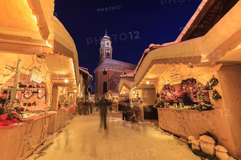 Christmas market, Christlindlmarkt, twilight, blue hour, Mittenwald, Bavaria, Germany, Europe