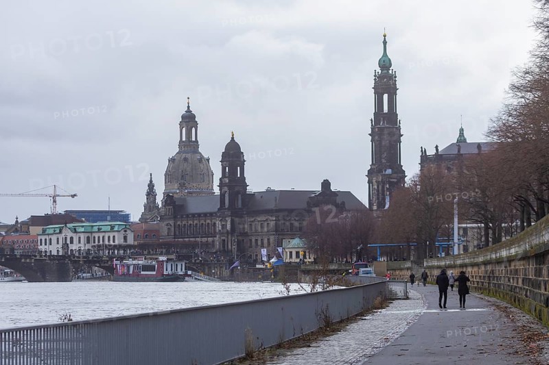 Due to the heavy precipitation in the form of snow and rain, alert level 3 has been declared on the Elbe in Dresden. The maximum level is expected to be 6.37 metres on 29.12.2023. The Terrassenufer was closed due to flooding and the first flood protection barriers were installed, Dresden, Saxony, Germany, Europe
