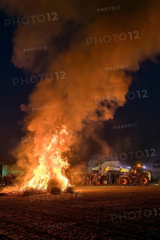 A warning fire at a rally of farmers and farmers because of the federal government's plans to cut subsidies, Christmas trees, wheel loader, Ostfildern-Plieningen, Baden-Württemberg, Germany, Europe