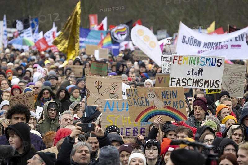An alliance of initiatives and organisations has called for a demonstration and a human chain against right-wing extremism at the Reichstag building. The motto is, We are the firewall : Alliance against the right Berlin, 03.02.2024