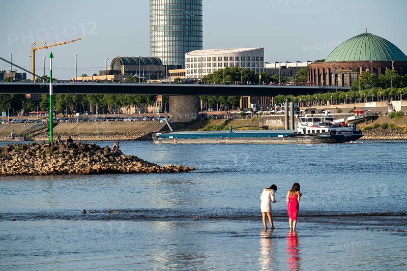 Rhine near Düsseldorf, extremely low water, Rhine level at 81 cm, tendency falling, after a long drought the left bank of the Rhine falls dry, near Düsseldorf Oberkassel, people chilling on the banks of the Rhine, Germany, Europe