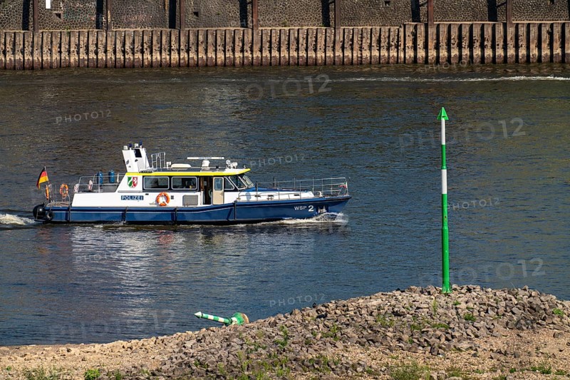 Water police boat, WSP 2, travelling on the Rhine near Düsseldorf, Altstadtufer, at extremely low tide in North Rhine-Westphalia