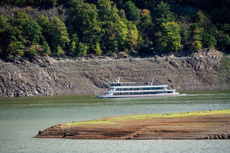The Edersee, near Waldeck, the third largest reservoir in Germany, currently has only just under 13% of its normal level, the lake was last full in May 2022, dried up due to lack of rain, excursion boat Edersee Star, the water level is a good 25 metres below the normal level, Hesse, Germany, Europe
