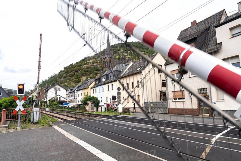 Upper Middle Rhine Valley, railway line on the right bank of the Rhine, goods train line, up to 400 freight trains run here within 24 hours, on both sides, through the Rhine Valley, directly through villages and close to buildings, level crossing, near the village of Lorch, Hesse, Germany, Europe