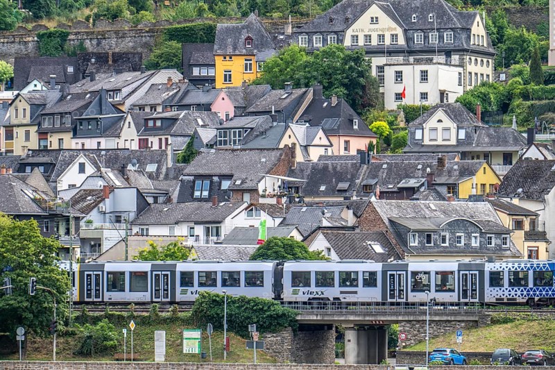 Left bank of the Rhine railway line in the Upper Middle Rhine Valley, near Oberwesel, regional train, Vlexx train, runs between Koblenz and Mainz, passing through the town, Rhineland-Palatinate, Germany, Europe